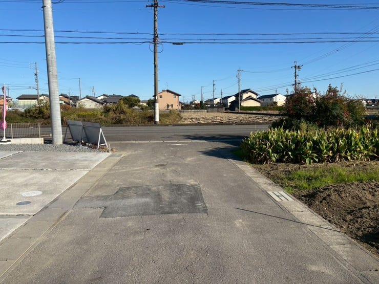 車がスピードを出しにくいため、交通事故のリスクが低減されます。歩行者や自転車が安全に通行しやすい環境です。