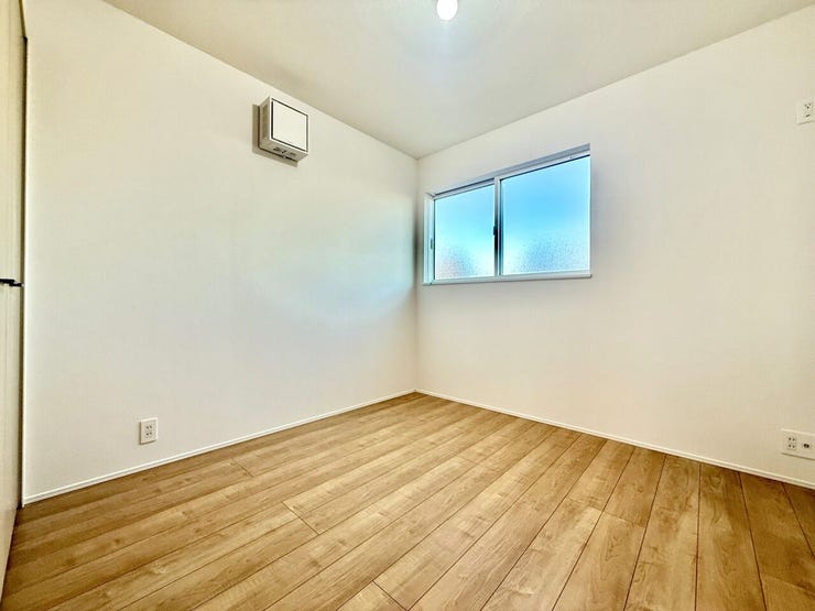 ◇二階 洋室◇
4.5帖で、家族の成長に合わせ多目的に使える居室です。お子様のお部屋や趣味のお部屋にしたり、使いやすい造りのお部屋になっています。クローゼット完備ですので、お部屋がスッキリしますね。