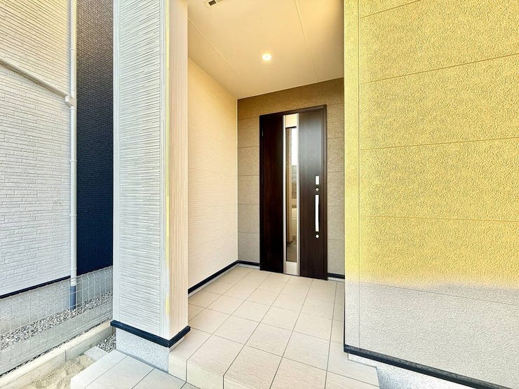 ◇エントランス◇
爽やかな外観にスタイリッシュな玄関ドアが似合います。玄関周りはその家や家族を映し出す、家の顔。ダウンライトも設置されており暗い夜でも明るく照らします。