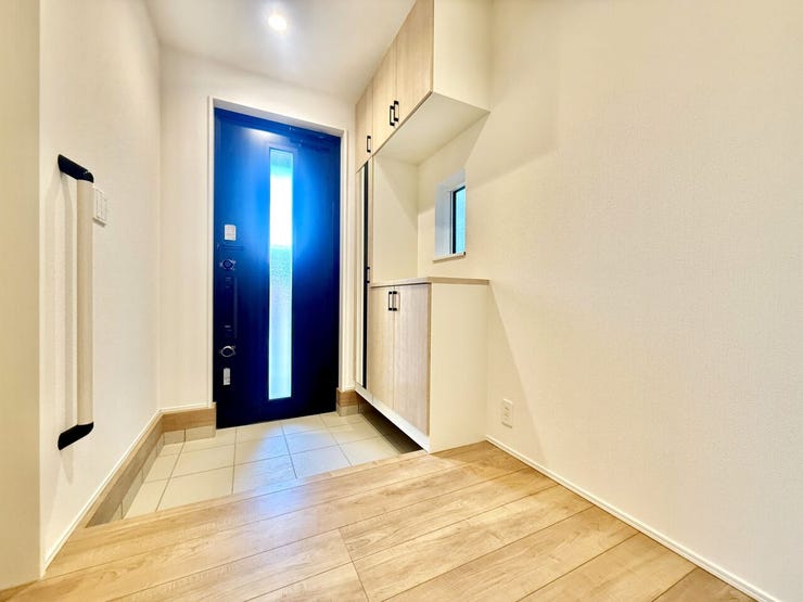 ◇玄関◇
使い勝手の良い下足収納があり、外から帰ってきて汚れた靴、レインコート、傘や外遊びグッズ等を収納するのに大変重宝します。明るく温かな雰囲気で家族の帰りや来訪者を出迎えてくれる玄関です。