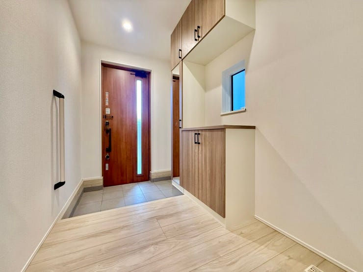 ◇玄関◇
明るく、温かな雰囲気で家族の帰りや来訪者を出迎えてくれる玄関です。どこまでも明るく快適でありたいですね。姿見も付いていて、身だしなみのチェックもすることができます。