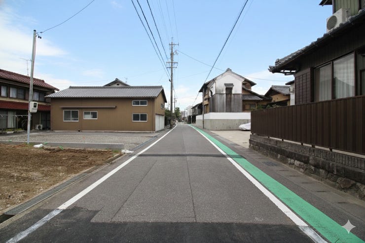 大通り沿いではないため、車通りも多くなく安心できる前面道路です。対向車がきてもすれ違える広さがございます。