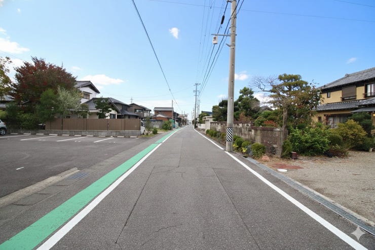 大通り沿いではないため、車通りも多くなく安心できる前面道路です。対向車がきてもすれ違える広さがございます。