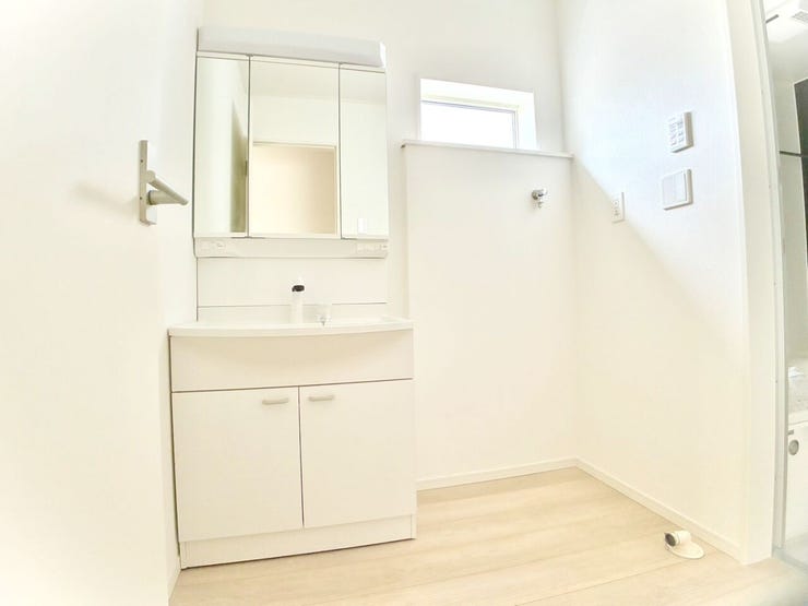 ◎洗面所:2号棟(10/12撮影)
暮らしを快適に変えるシャワー付洗面化粧台!朝の身支度もスピーディに!
玄関ホールから洗面・浴室につながる間取りで、ご帰宅後もすぐ手洗いや、お風呂に入れて清潔に!