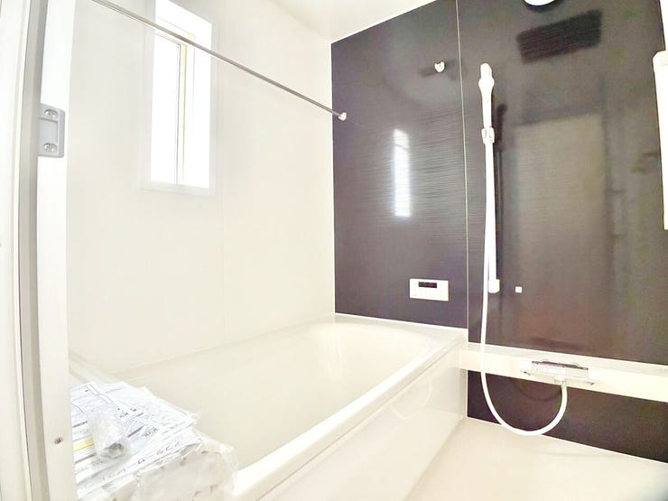 ◎浴室:2号棟(10/12撮影)
水垢の掃除の手間が省ける!鏡無し!
マグネットタイプの鏡をつければ付け外しができて便利です◎
日々の疲れをリセットしてくれそうな1坪タイプの広々浴室!