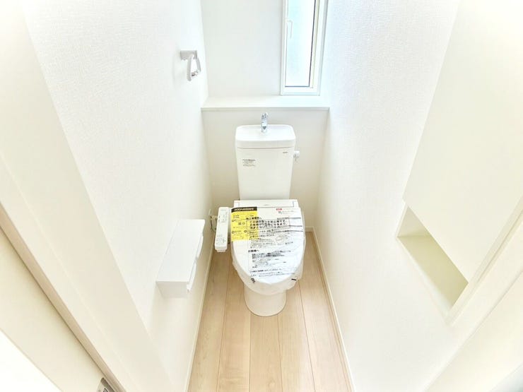 ◎トイレ:2号棟(10/12撮影)
ペーパーホルダーは2連タイプ!棚が広く、物が置きやすい!スマートフォンを一時的に置けて便利です♪芳香剤などを置くこともできます◎