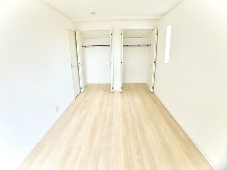◎収納:2号棟(10/12撮影)
7.5帖の主寝室には収納が2ヶ所!お洋服や家具など、種類別で収納できるので、使い勝手も◎です!