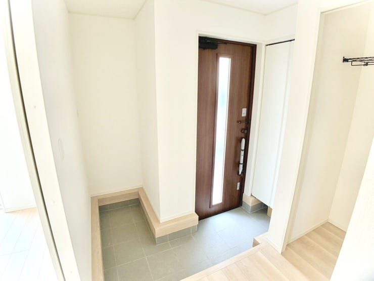 ◎玄関:2号棟(10/12撮影)
ベビーカーやゴルフバックを置いたりするのにも便利な土間スペース付◎
シューズボックスは天井まで高さのあるトールタイプ◎浮いているので掃除がしやすいです!