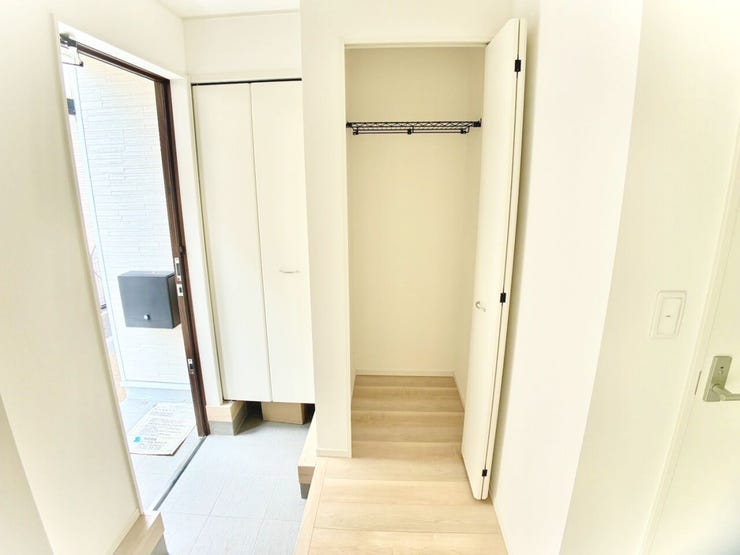 ◎収納:2号棟(10/12撮影)
玄関横にも収納付き!
防災バックや掃除道具などの収納にピッタリです!