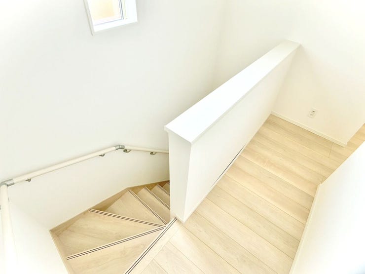 ◎階段:2号棟(10/12撮影)
2号棟はゆとりのある廊下スペース。
階段には手すり付きなのでお子様やご年配の方も安心です!