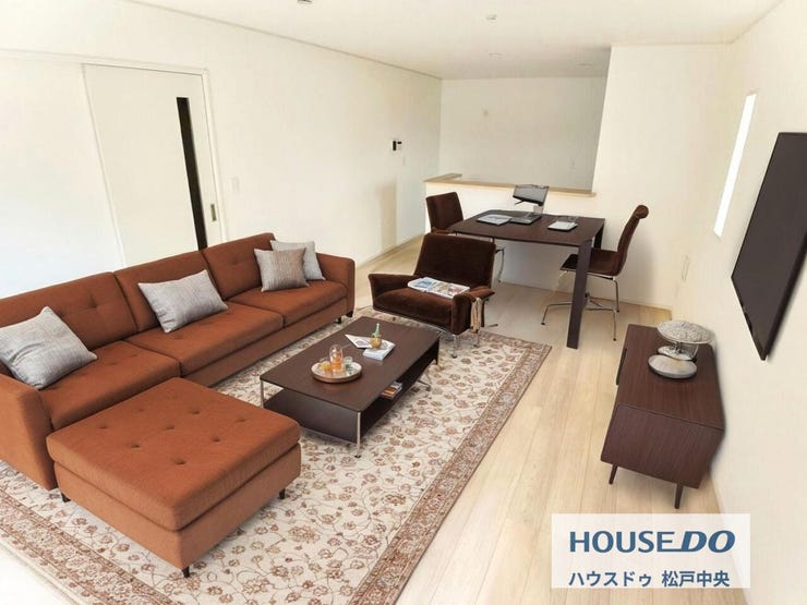 ◎リビング:2号棟(10/12撮影)
歩行者の視線を気にすることなく、安心してリビングでくつろげる設計の2号棟。
くつろぎのリビング部分が広く、来客の際も皆でお話ができます◎