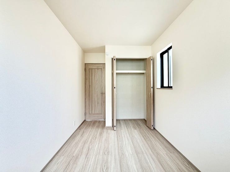 〈4.5帖〉
気が付くと増えているお洋服の収納や、大型荷物の収納に便利なクローゼット♪