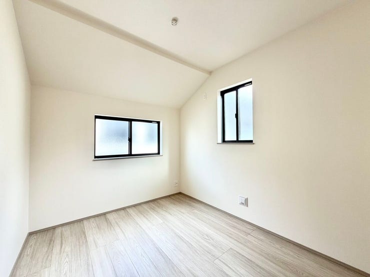 〈4.84帖〉
2面採光の明るい洋室で気持ちもぽかぽか