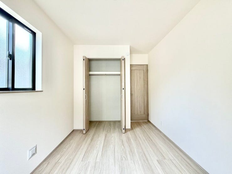 〈4.84帖〉
ハンガーパイプ付きの収納は、「たたまない収納」を実践し、効率よく衣類を収納することができます♪