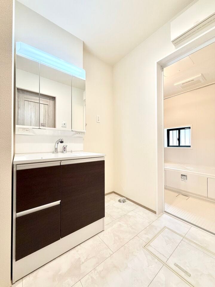 ご家族揃って身支度可能なゆとりの洗面室