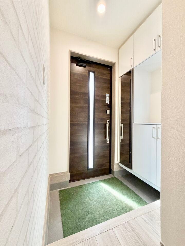 玄関には天井まで高さのある玄関収納をご用意致しました♪