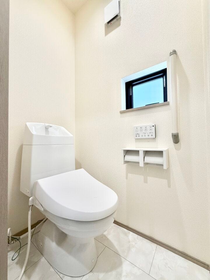 〈1階トイレ〉お手入れしやすい温水洗浄便座で、毎日快適♪