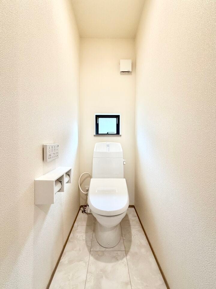 〈2階トイレ〉お手入れしやすい温水洗浄便座で、毎日快適♪