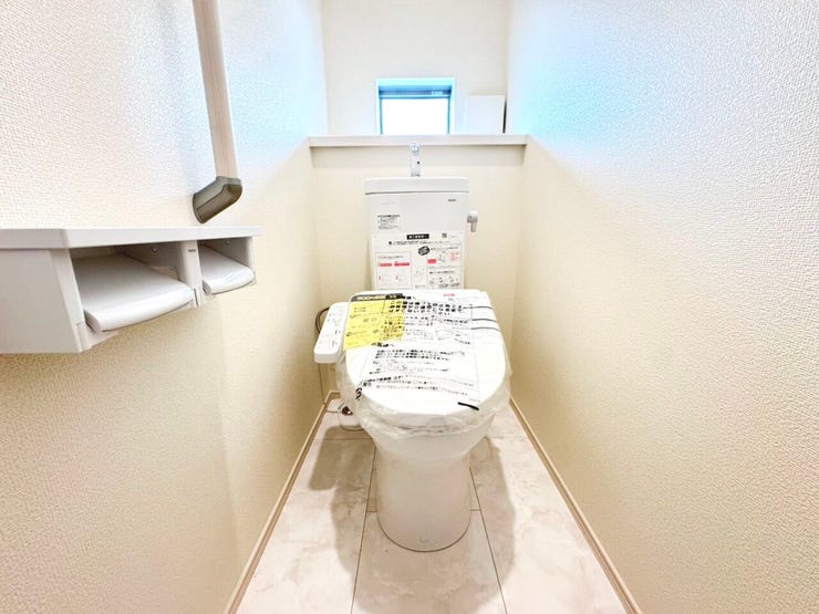 ◎トイレ:2号棟(11/2撮影)
1・2階ともにウォシュレット付!2か所トイレがございますので、朝のトイレ渋滞も解消!窓付きで明るく、換気もできます◎