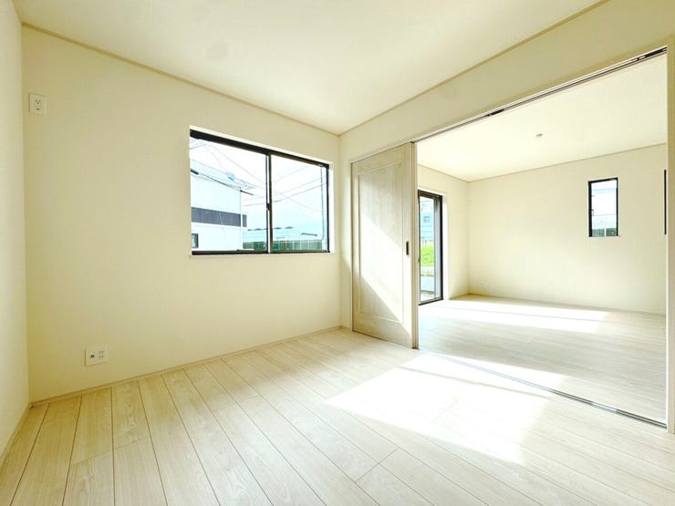 ◎1階洋室:2号棟(11/2撮影)
リビングと間仕切り可能で、廊下からも出入りできる1階の洋室は、テレワークルームとしてのご利用も◎ですね!