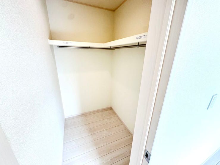 ◎WIC:2号棟(11/2撮影)
奥行のあるWICは、お洋服だけでなく、季節物の家具や家電、ご来客用のお布団の収納スペースとしても使えます!