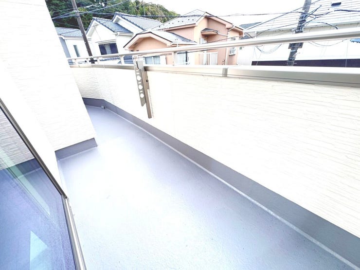 ◎バルコニー:2号棟(11/2撮影)
奥行きのある南向きのバルコニー!
洗濯物もラクラク、たっぷり干せる十分なスペースです!