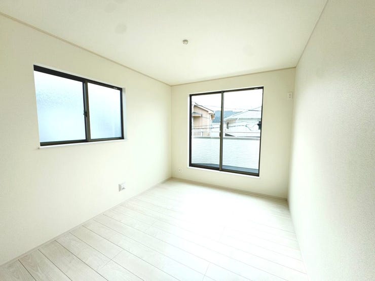 ◎洋室:2号棟(11/2撮影)
全居室南向きでまんべんなく陽射しが差し込み、明るいお部屋に!