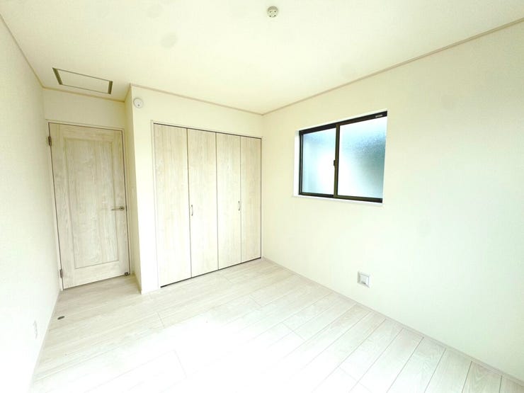 ◎収納:2号棟(11/2撮影)
収納扉は折戸扉になっているので、最小限のスペースで開閉が可能です◎レールがないので埃もたまらず、掃除がしやすいですね♪