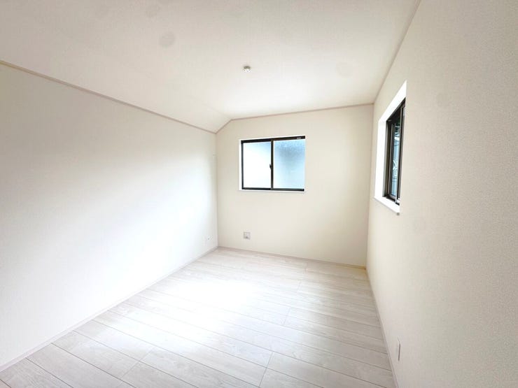 ◎洋室:2号棟(11/2撮影)
全居室2面採光!窓を2つ設けた事で光が差し込む温かい空間になっています!