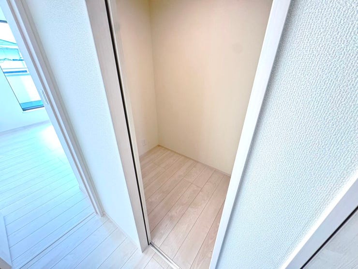 ◎フリースペース:2号棟(11/2撮影)
2階へ上がるとフリースペース(納戸)があります!季節物の洋服やキャリーケースなどの収納にもいいですね!
室内には窓もついているので換気も◎