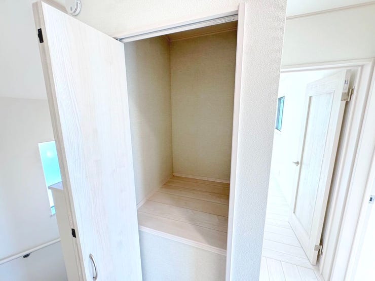 ◎2階廊下収納:2号棟(11/2撮影)
2階へ上がると、階段横にも収納付!お掃除用具や季節物の家具・家電などの収納に便利なスペースです!