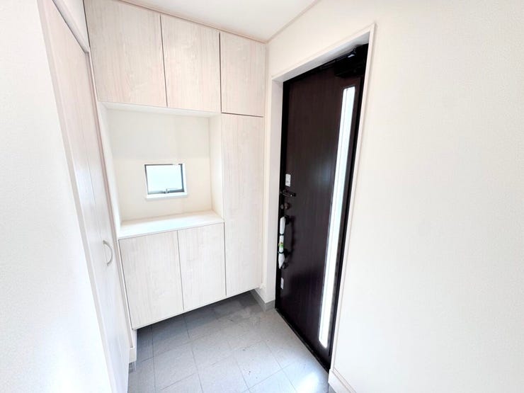◎玄関:2号棟(11/2撮影)
玄関収納はたっぷり収納できる大容量サイズ!ご家族分の靴もすっきり収納できます。