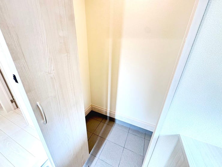 ◎SIC:2号棟(11/2撮影)
シューズインクローク付!ベビーカーやゴルフバックなど、おでかけから帰った後もさっと収納!