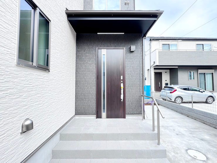 ◎玄関ポーチ:2号棟(11/2撮影)
玄関前のアプローチに屋根があり、雨の日でも濡れにくいです!