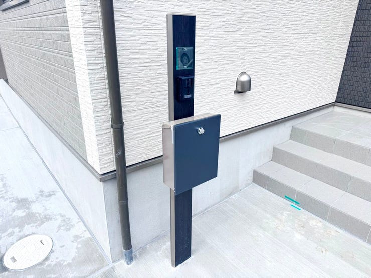 ◎機能門柱:2号棟(11/2撮影)
表札やポスト・インターホンなどが一つにまとまった機能門柱です。玄関まわりがスッキリとした印象になりますね。