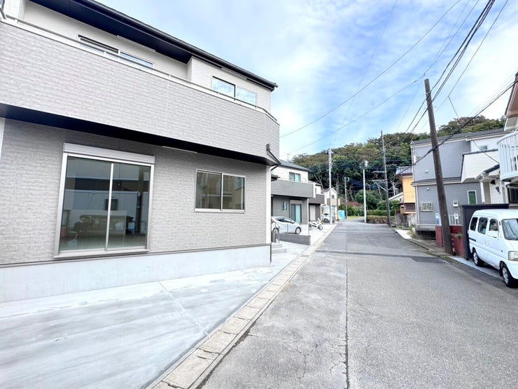 ◎前面道路(11/1撮影)
解放感のある広々前面道路◎
建物内に日差しも入りやすいです♪
車通りも多くないので、駐車が苦手な方でも安心です!