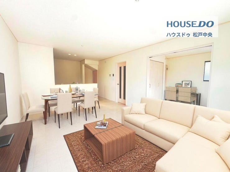 ◎リビング:2号棟(11/2撮影)
縦長のリビングは、ダイニングテーブルやソファなど、家具の配置もしやすい◎
隣の洋室は続き間になっており、扉を開くと、開放的な空間が♪廊下からも出入り可能です!