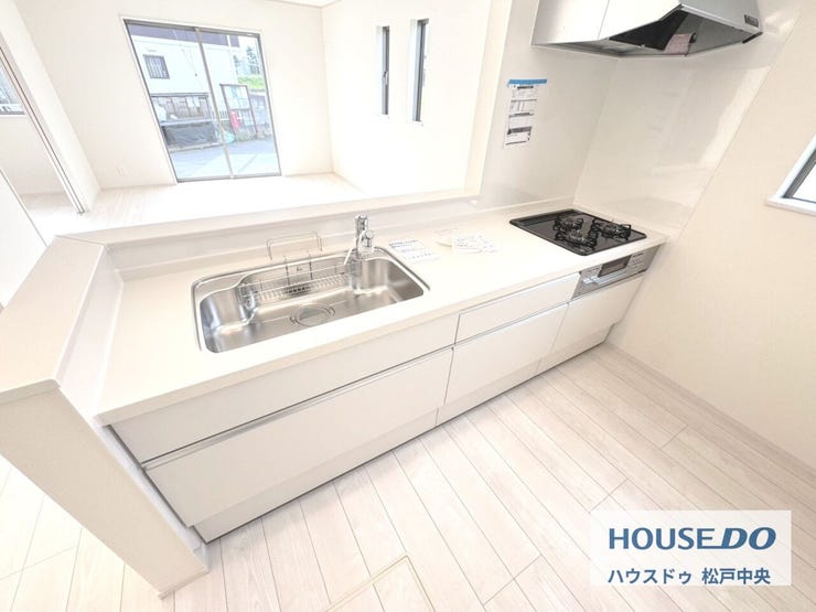 ◎キッチン:2号棟(11/2撮影)
スライド収納タイプのシステムキッチンは、毎日使いやすく奥様にもうれしいキッチンに。大容量なので、フライパンやお鍋などの大きい物もしっかり入りそうです!