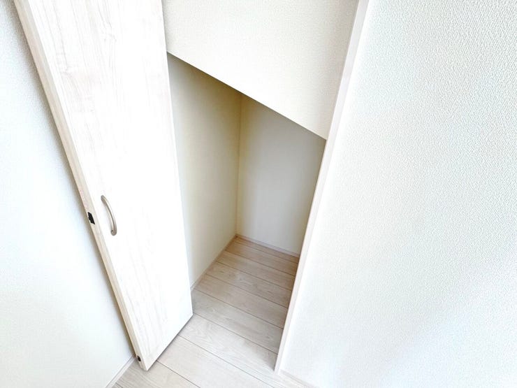 ◎キッチン横収納:2号棟(11/2撮影)
キッチン横には、階段下スペースを利用した収納を設けました!食料品や調味料、調理器具など、キッチン回りの収納に大活躍です!