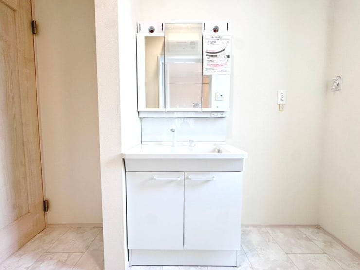 ◎洗面台:2号棟(11/2撮影)
暮らしを快適に変えるシャワー付洗面化粧台!朝の身支度もスピーディに♪
3面鏡の裏は収納付きです!