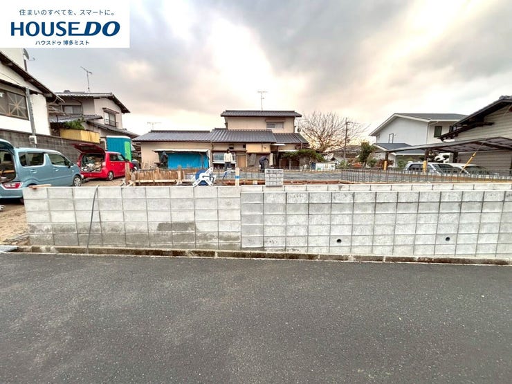 【現地見学会 開催中】実際に現地へ行き、お子様と一緒に小学校までの経路を確認したり、近隣の同施工会社の完成物件へ行き完成後の雰囲気を体感したりといった見学ツアーをしませんか?(11月27日撮影)