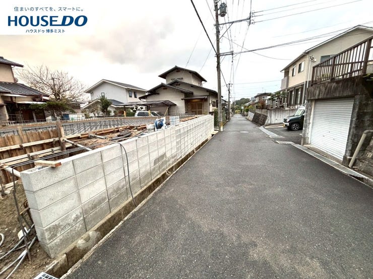 【現地見学会 開催中】実際に現地へ行き、お子様と一緒に小学校までの経路を確認したり、近隣の同施工会社の完成物件へ行き完成後の雰囲気を体感したりといった見学ツアーをしませんか?(11月27日撮影)