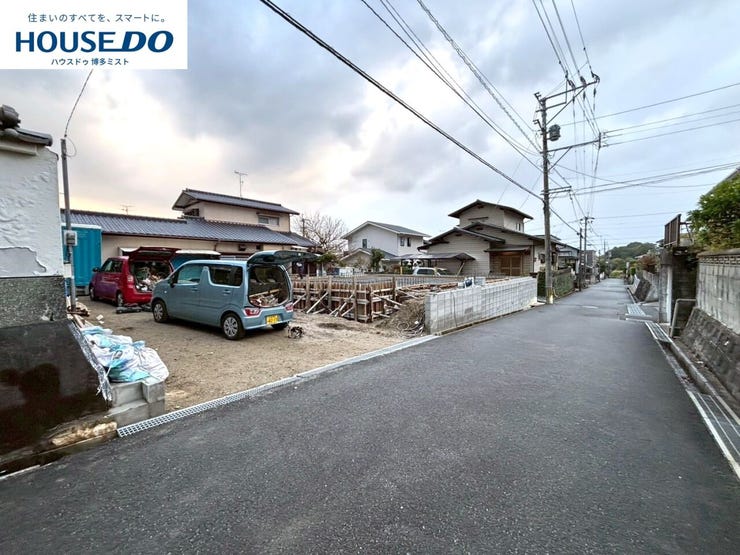 【現地見学会 開催中】実際に現地へ行き、お子様と一緒に小学校までの経路を確認したり、近隣の同施工会社の完成物件へ行き完成後の雰囲気を体感したりといった見学ツアーをしませんか?(11月27日撮影)