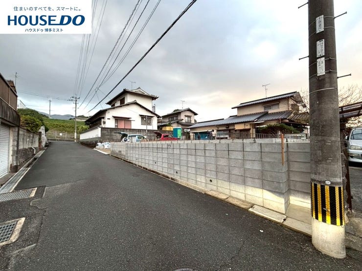 【現地見学会 開催中】実際に現地へ行き、お子様と一緒に小学校までの経路を確認したり、近隣の同施工会社の完成物件へ行き完成後の雰囲気を体感したりといった見学ツアーをしませんか?(11月27日撮影)