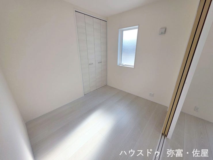 1階洋室は客間としてもお使いいただけますし、扉を開放しておけばリビングダイニングがより広くお使いいただけます♪