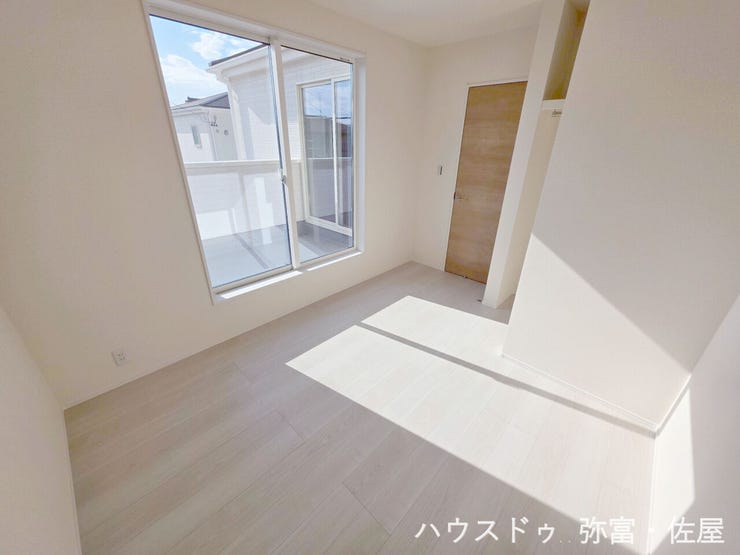 バルコニーに面した約5.16帖の明るい洋室!