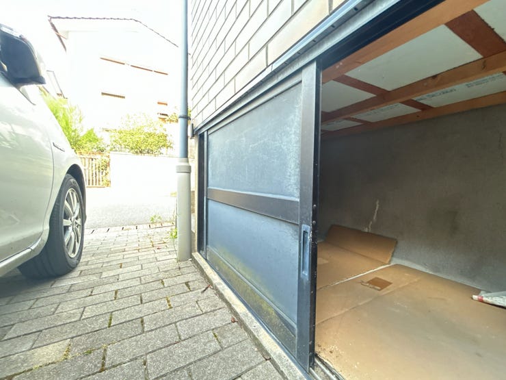 駐車場脇にある外収納です。タイヤ置き場にも使えます♪