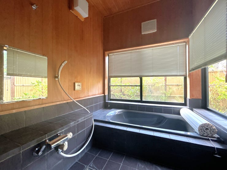 浴室です!窓からはお庭を見ることができます♪