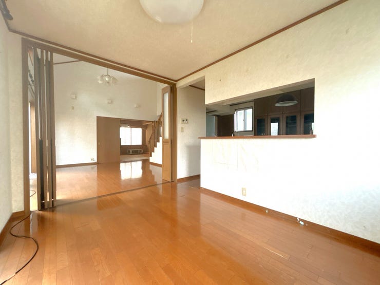 LDK25畳:ダイニングスペースの写真です。ダイニングとリビングを扉で分けることができます♪