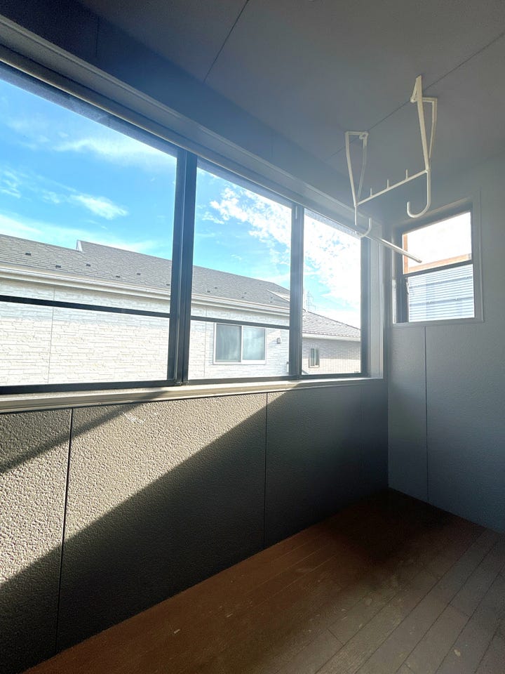 2Fバルコニー:窓付きですので、急な豪雨でも洗濯物が守れます♪